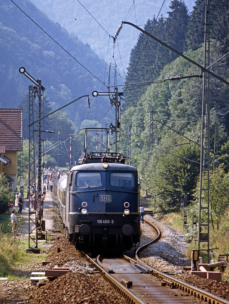 Abenteuerlich gestaltete sich angesichts der in die Gleise ausgeschwärmten Sonderzugfahrgäste die Durchfahrt des E 2771 (Kurswagengruppe Hamburg-Seebrugg) mit der wild pfeifenden 110 460. Heute hieße es  Personen im Gleis  und die Strecke wäre  dicht  ! (Posthalde, September 1982).