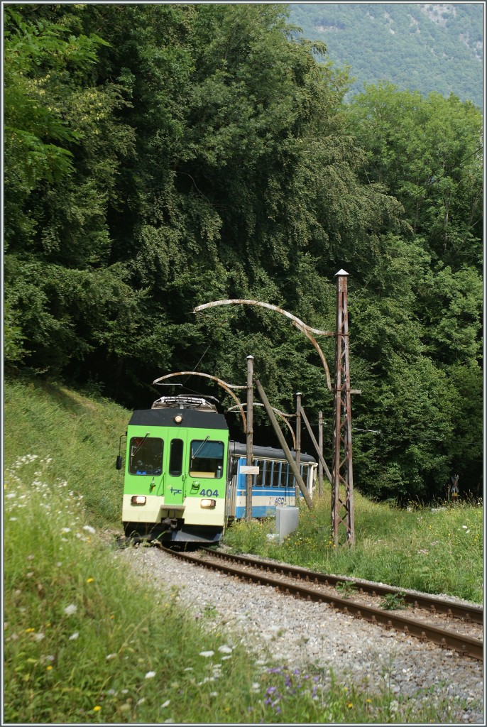 Abermals wird ab dem 2. Sept. (bzw. 16. Sept.) die ASD für längere Zeit, bis etwa Mitte November, im SEV betrieben. Wenn sie dann wieder fahren wird, werden die formschönen Eisen- und Holzfahrleitungsmaste aus der Eröffnungszeit wohl durch neue Fahrleitungsanlagen ersetzt sein. Grund genug, noch ein paar  romantische  Eindrücke der ASD bei Verchiez einzufangen. 27. August 2013