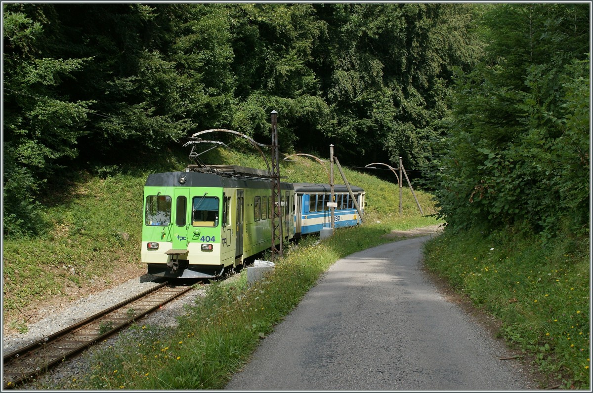 Abermals wird ab dem 2. Sept. (bzw. 16. Sept.) die ASD fr lngere Zeit, bis etwa Mitte November, im SEV betrieben. Wenn sie dann wieder fahren wird, werden die formschnen Eisen- und Holzfahrleitungsmaste aus der Erffnungszeit wohl durch neue Fahrleitungsanlagen ersetzt sein. Grund genug, noch ein paar  romantische  Eindrcke der ASD bei Verchiez einzufangen. 27. August 2013