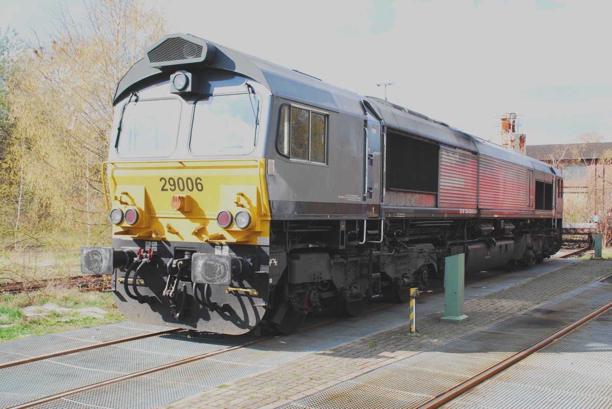 Abfahrbereit an der Tankstelle in Minden HBf: 266 028-0 von der HHPI Heavy Haul Power international als Lok 29006. Am 10.04.2010. 