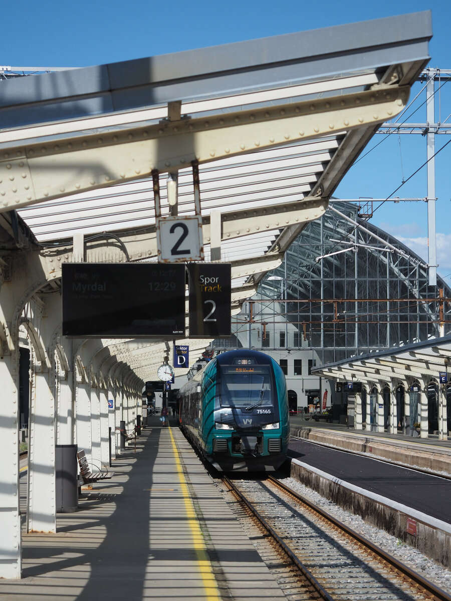 Abfahrbereit ist ein Flirt auf der Linie R40 nach Myrdal im Bahnhof Bergen. 
Es handelte sich dabei um Zug 75165.

Bergen, der 29.07.2023