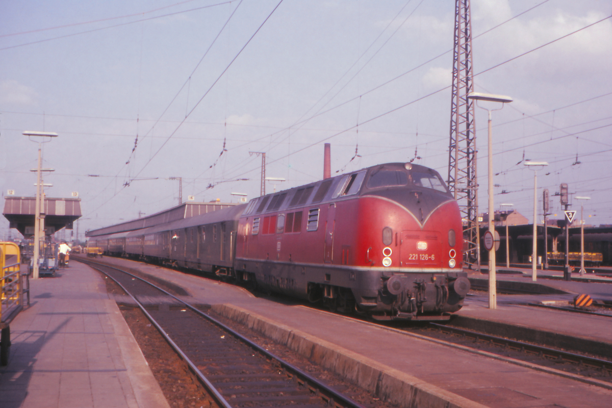 Abfahrbereit mit dem Schnellzug D752 nach Stuttgart steht die Villinger 221 126-6 in Nürnberg Hbf. Ich war schon als Kind kein Freund der 221 und der 220 noch viel weniger, sie gefielen mir einfach nicht. So habe ich sie kaum fotografiert und nur dieses eine Foto gescannt. 
Nürnberg Hbf, 23. August 1972