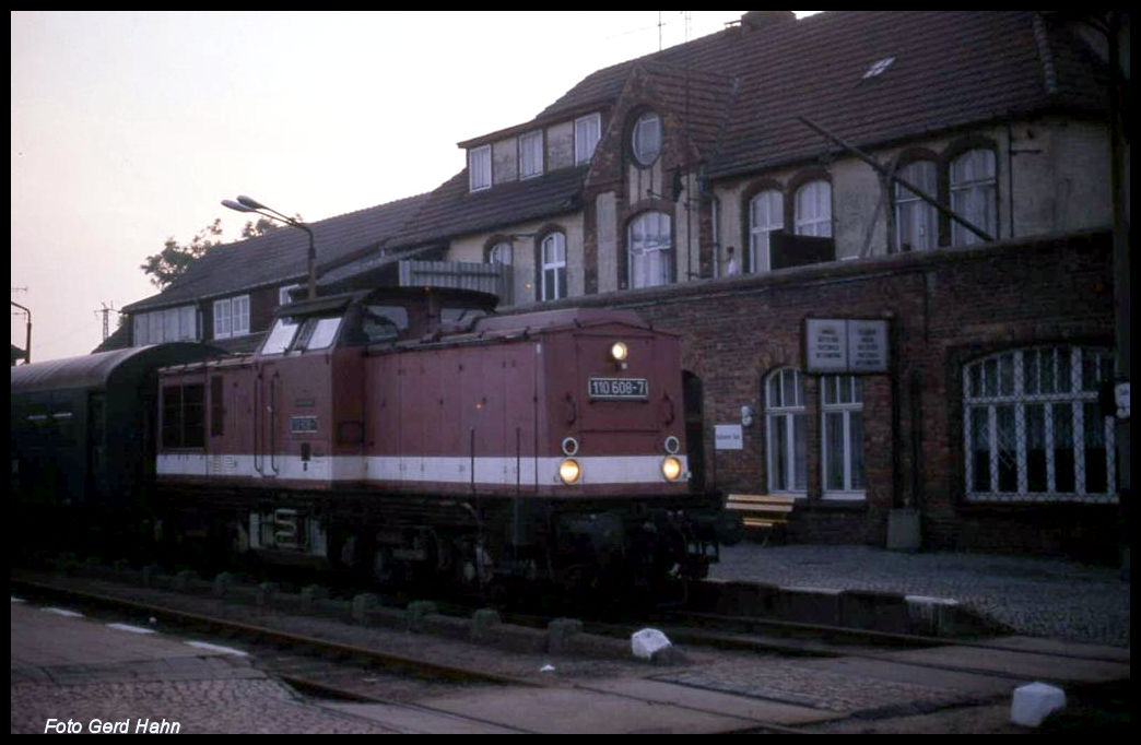Abfahrbereit nach Feldberg steht hier 110608 mit einem Personenzug am 4.10.1991 im Bahnhof Neustrelitz Süd.