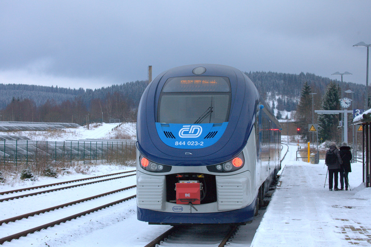 Abfahrbereit nach Karlovy Vary, ein Regio Shark in Johanngeorgenstadt. (844 023 -2)04.02.2018 16: 25 Uhr.

