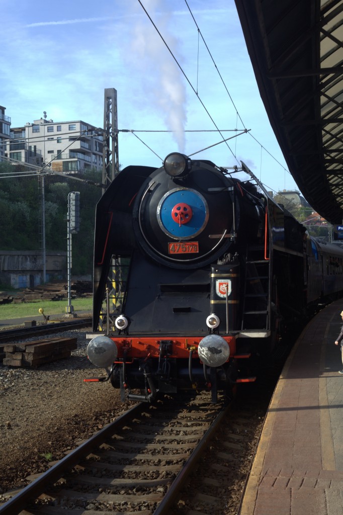 Abfahrbereit in Praha hln. ist 475 179 mit dem Sonderzug nach Brandys nad Labem. 24.04.2015 07.55 Uhr.