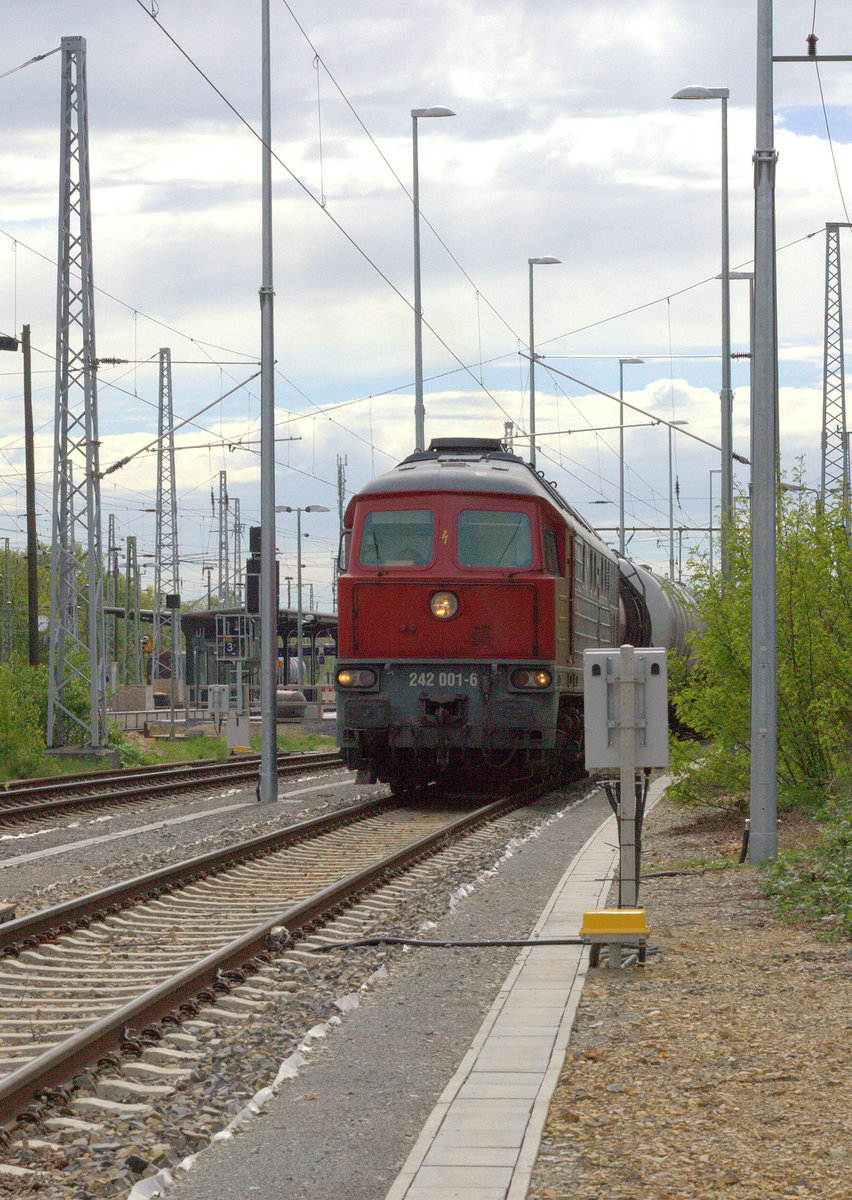 Abfahrbereit in Ruhland, 242 001-6. 30.04.2018 14:32 Uhr.