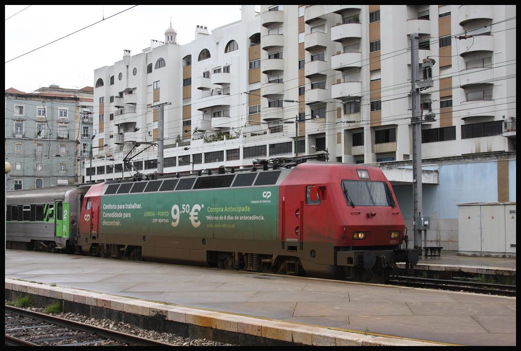 Abfahrbereit steht hier CP Elektrolok 5612 vor einem Schnellzug am 19.3.2018 im Lissaboner Bahnhof Santa Apolonia. Die Lok trägt eine Fahrpreis Reklame der CP.
