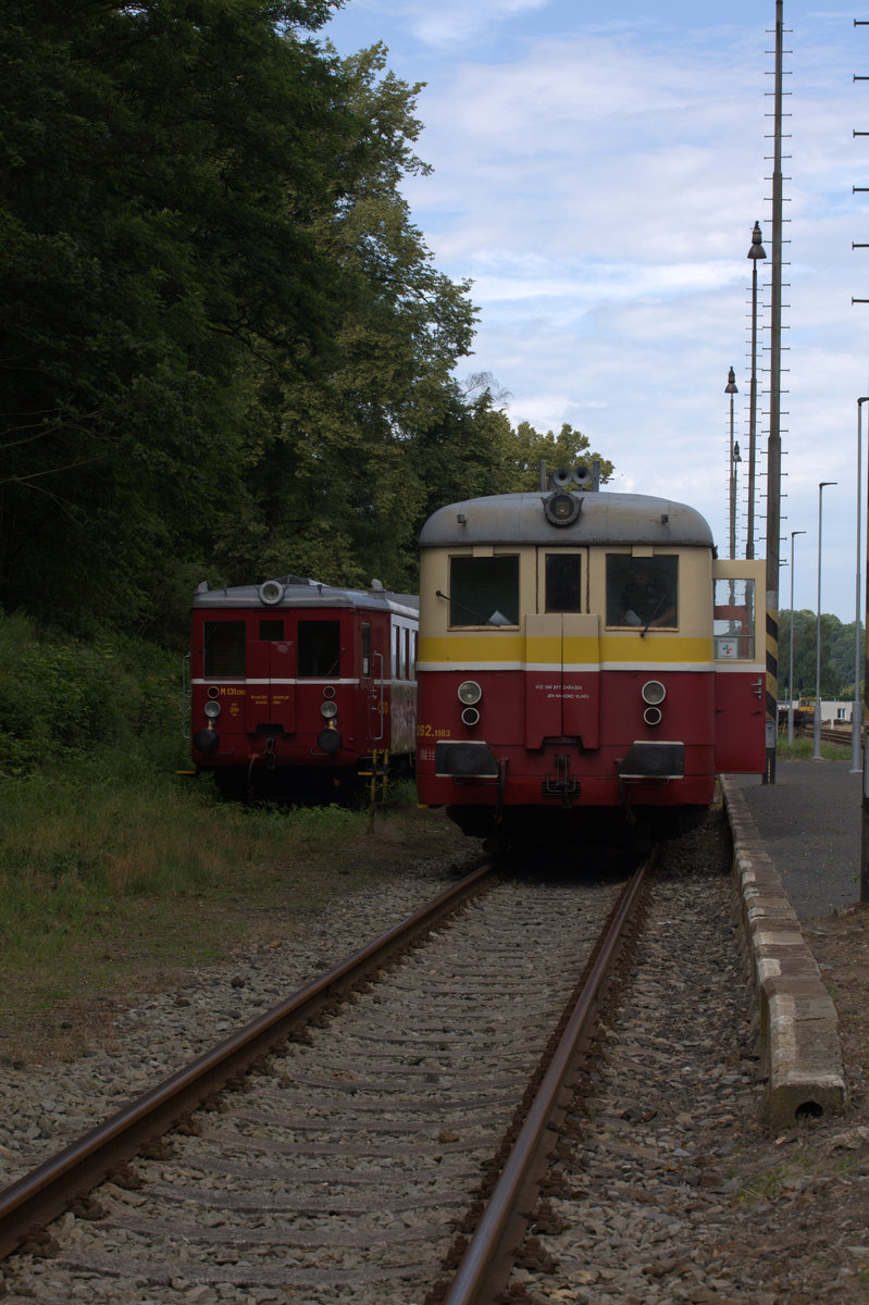 Abfahrbereit steht hier ein TW der Baureihe 262  in Česká Kamenice (deutsch: Böhmisch Kamnitz)  zur Fahrt nach Kamenický Šenov (deutsch Steinschönau, auch Stein-Schönau) 
M 131  Hurvinek  links im Bild hat heute Pause.  02.07.2016 10:53 Uhr.