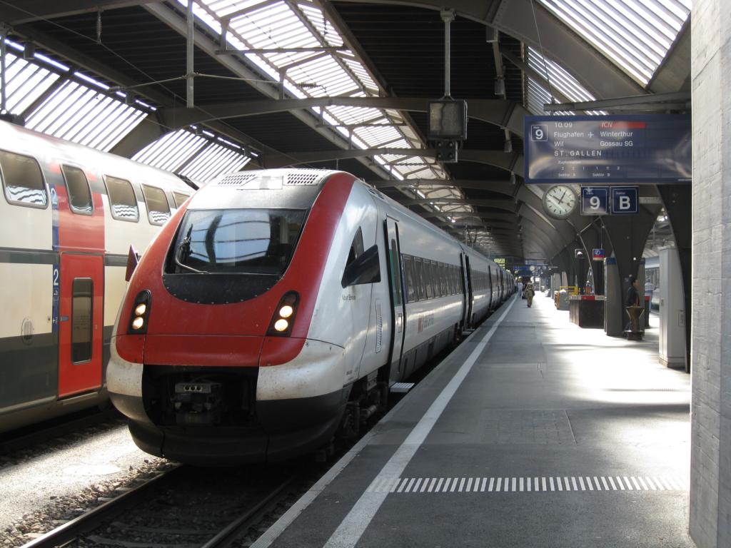 Abfahrbereit steht um 10.05 Uhr im Hauptbahnhof Zrich am 20.5.2009 der ICN nach
Sankt Gallen.