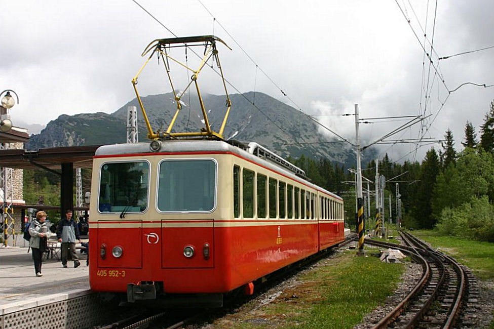 Abfahrbereit steht die Zahnradbahn 405952 am Bahnsteig in Strebske Pleso,
um 1m 8.6.2005 wieder ins Tal zu fahren.