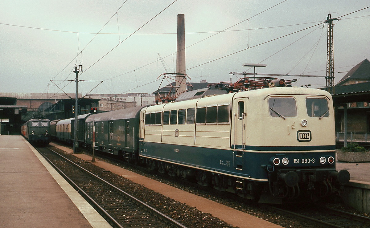 Abfahrbereit vor einem Postzug steht 151 083-3 im Mai 1978 im Stuttgarter Hauptbahnhof
