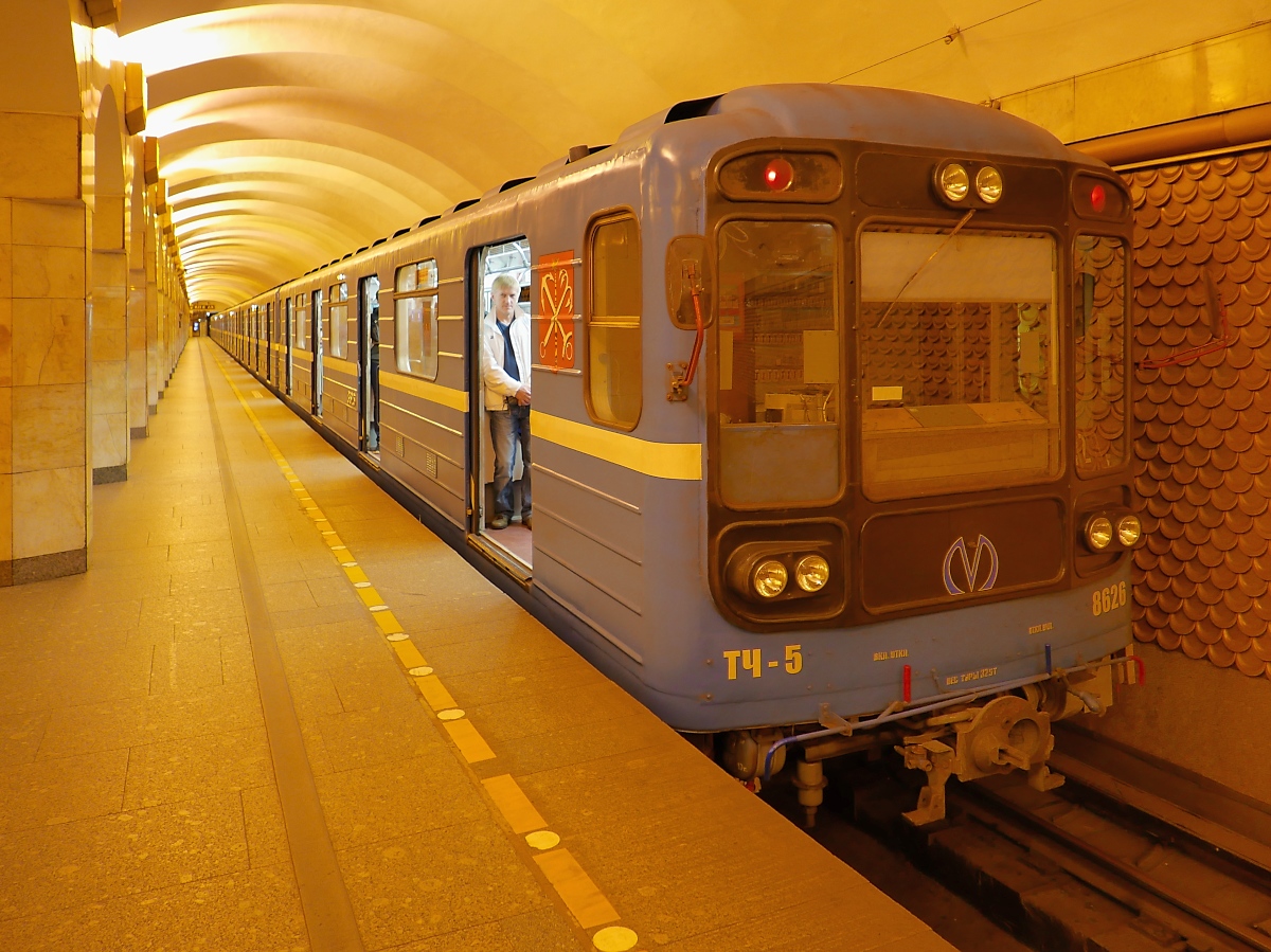 Abfahrbereite U-Bahn in der Station  Ploschtschad Alexandra Newskowo-2  der Metro der Linie 4 in St. Petersburg, 16.09.2017