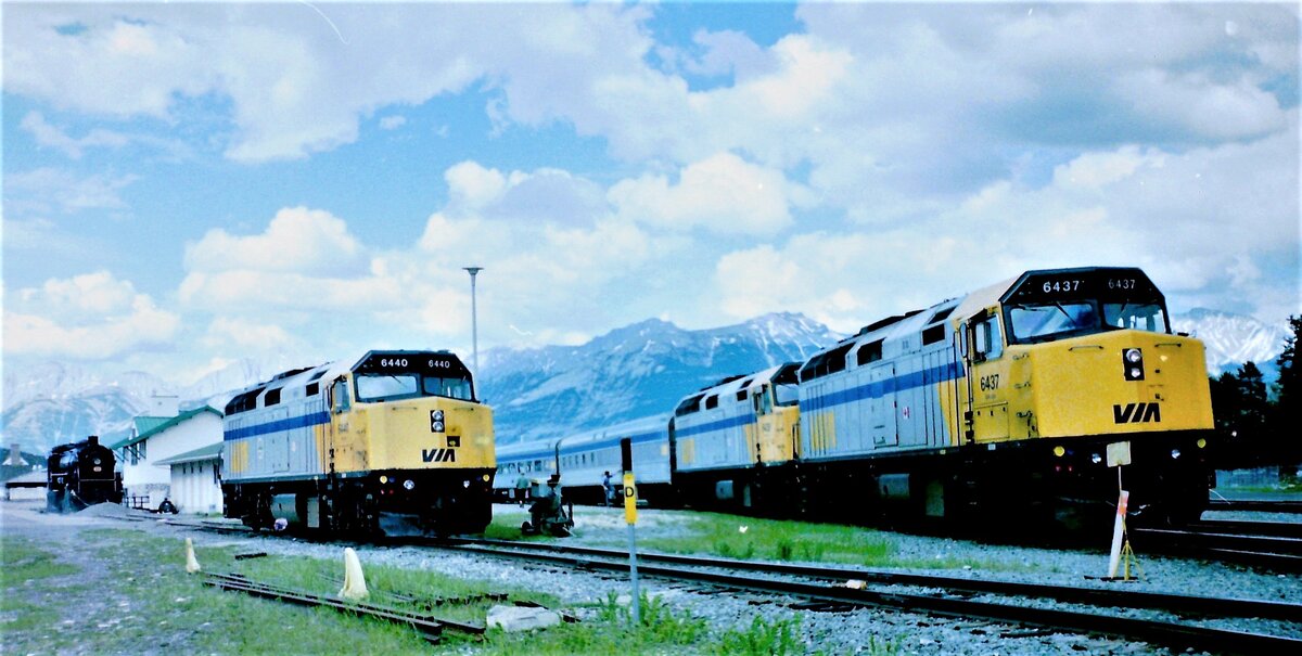 Abfahrbereiter Canadian Richtung Vancouver in Jasper in der Provinz Alberta mit 2 F40PH-2 und 19 Waggons. Farbnegativscan vom Juni 1997