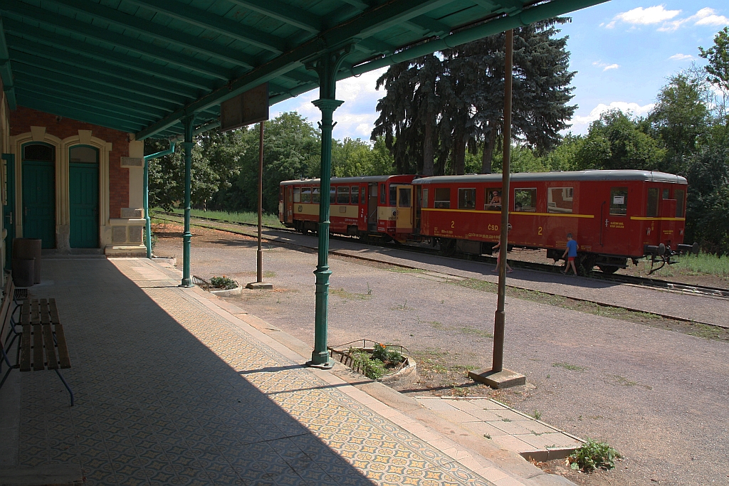 Abfahrbereiter Os 24525 (Lednice - Breclav) mit CD 810 157-8 und CD 55 54 93-29 134-9 BDtax am 07.Juli 2018 im Bahnhof Lednice.
