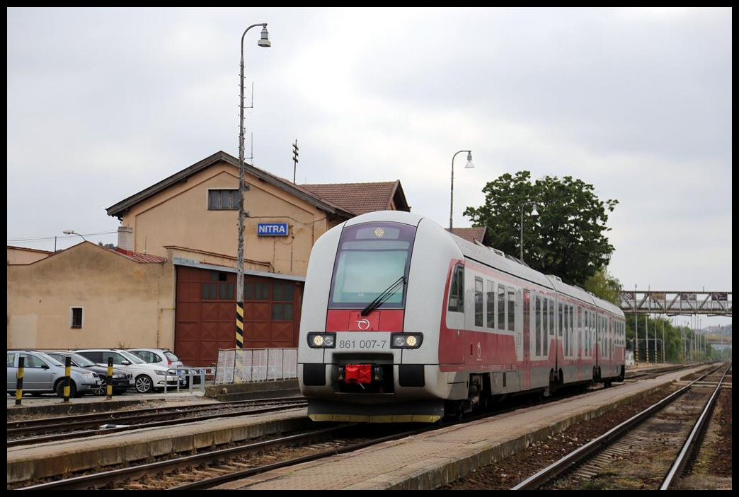 Abfahrbereiter Triebwagen 861007-7 am 17.5.2019 im Bahnhof Nitra.