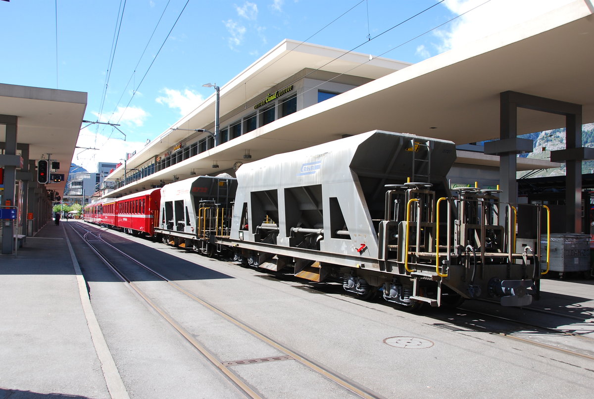 Abfahrbereiter Zug auf dem Vorplatz des Bahnhofes Chur mit Fahrziel Arosa (16.09.2013)