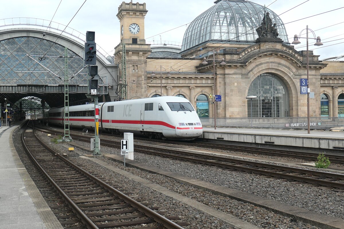 Abfahrbereiter Zug mit dem schiebenden 401 583 in Dresden Hauptbahnhof im Juni 2026