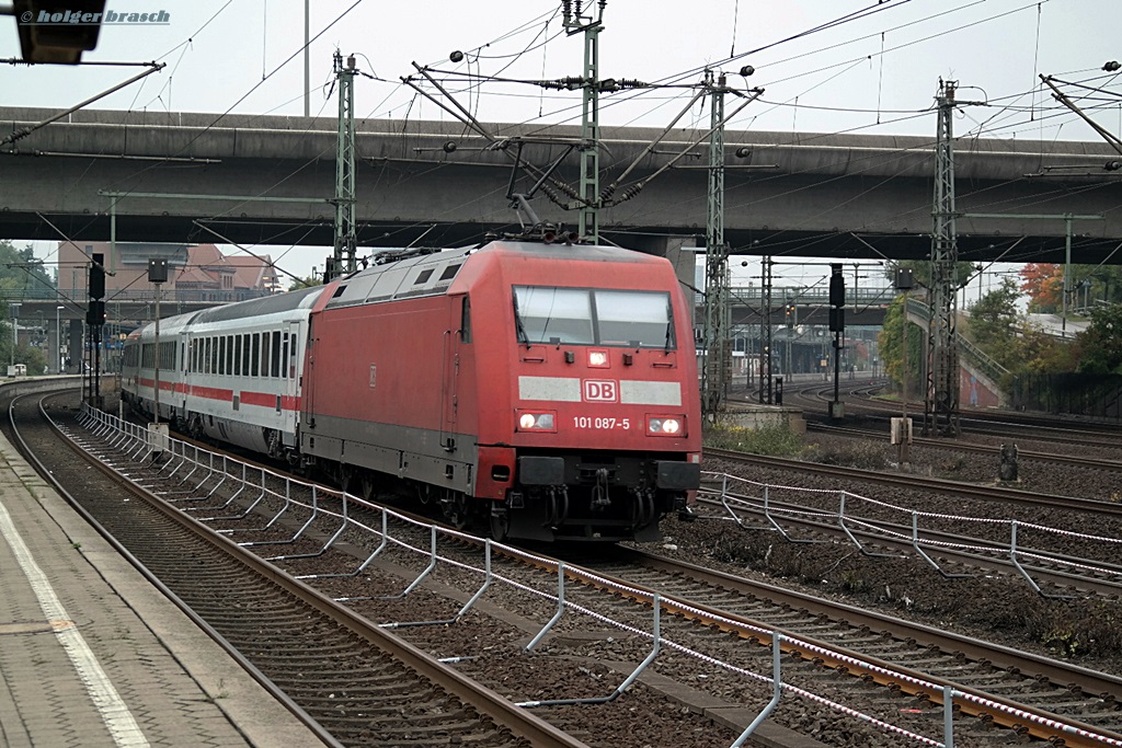 abfahrt der 101 087-5 mit einen IC vom bhf harburg am 11.10.13