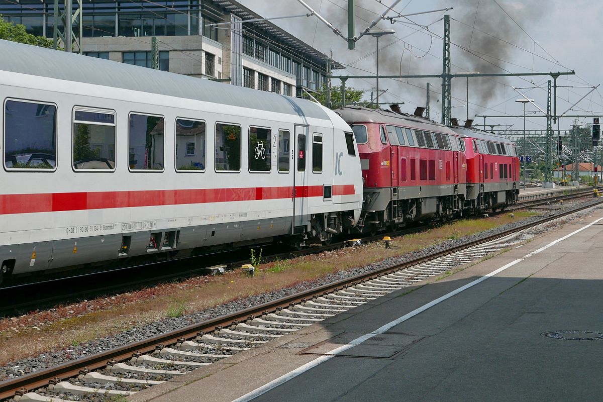 Abfahrt von 218 401-8 und 218 491-9 mit dem IC 119  BODENSEE , Dortmund - Bludenz, im Friedrichshafener Stadtbahnhof (09.06.2021)