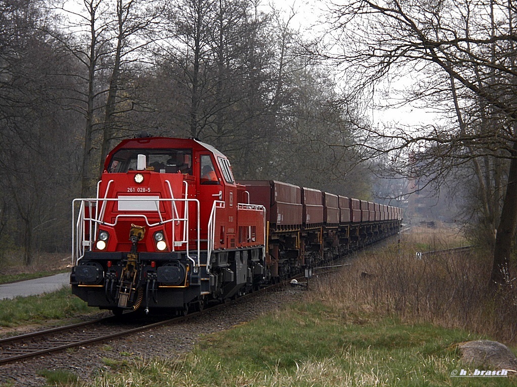 abfahrt der 261 028-5 mit einen ganzzug vom bhf glinde am 31.03.14