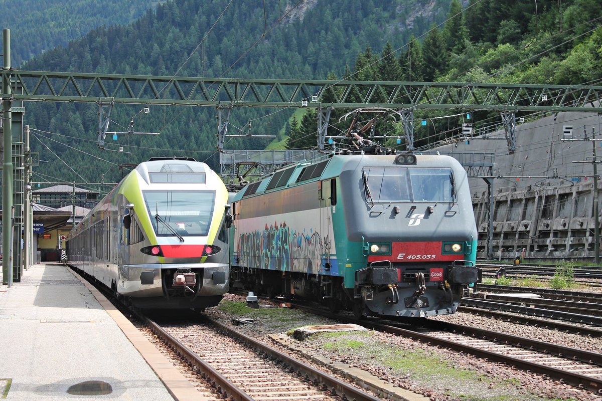 Abfahrt am Morgen des 04.07.2018 von E 405.035 zusammen mit E 412 003 vom Abstellgleis im Bahnhof von Brennero, um an einen KLV zu rangieren. Zuvor wurde der Zug von 1116 261 und 1016 038 an den Brenner gebracht. Neben an auf Gleis 5 stand ETR 170 207 und wartete auf seinen nächsten Einsatz.