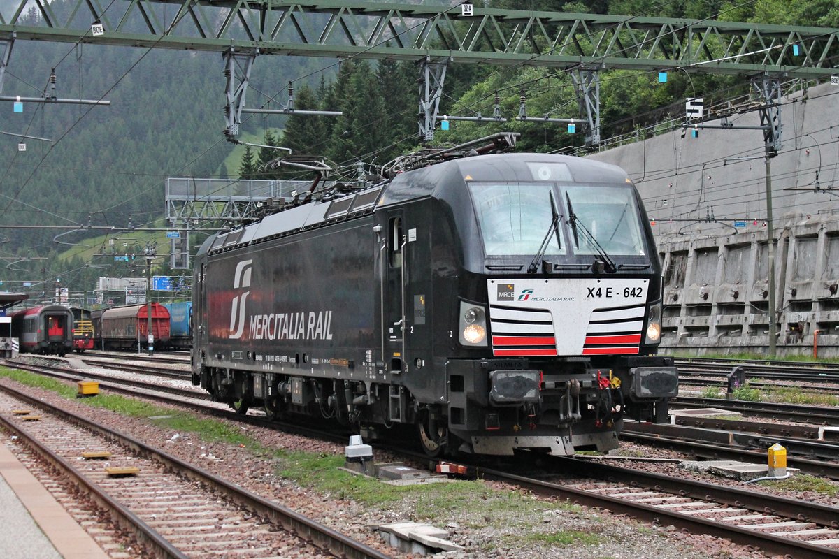 Abfahrt am späten Nachmittag des 05.07.2018 von MRCE/MIR X4 E-642 (193 642-6)  MERCITALIA RAIL  vom Abstellgleis im Bahnhof von Brennero, um einen KLV in Richtung Verona zu übernehmen der zuvor von 1116 275 und 1116 084 gebracht wurde.