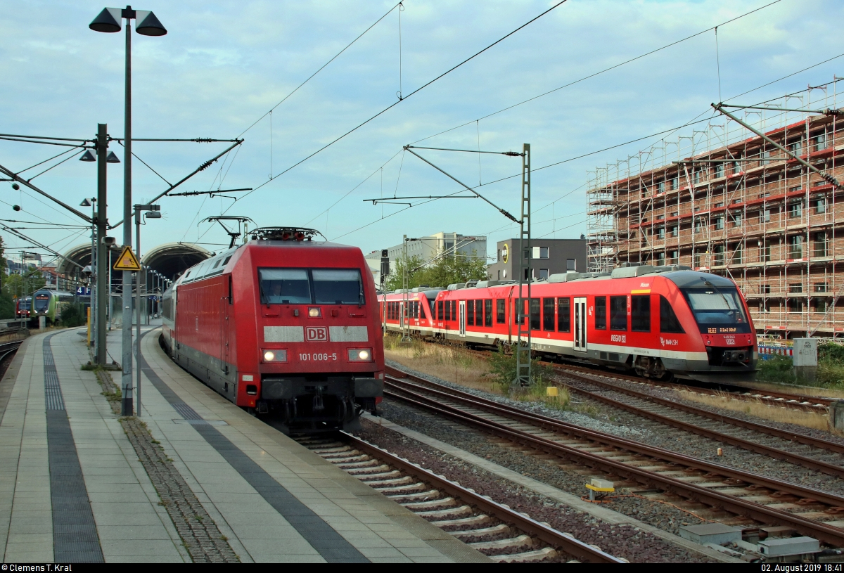 Abfahrt und Ankunft in Kiel Hbf:
Während 101 006-5 als IC 209 (Linie 31) nach Basel SBB (CH) das Gleis 3 verlässt, erreichen 648 842-2  Müssen  und 648 ??? (Alstom Coradia LINT 41) als verspäteter RE 21824 (RE83) von Lüneburg das Gleis 1.
[2.8.2019 | 18:41 Uhr]