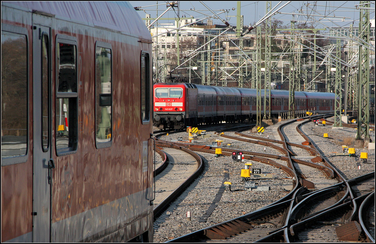 Abfahrt und Bereitstellung - 

Während der Zug links gerade den Bahnsteig in Richtung Aalen verlässt, wird der zweite Zug nach Crailsheim gerade bereitgestellt.

Stuttgart Hauptbahnhof, 20.03.2012 (M)

