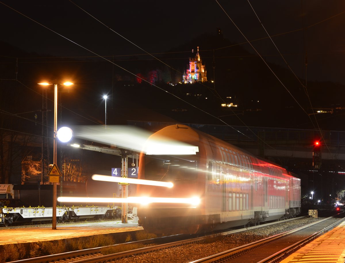 Abfahrt. Der letzte Sonntag für die 143er und ihre Dostos auf der RB27. Während sich die Burg Drachenfels in bunten Lichtern präsentiert schiebt 143 194 ihre RB27 bestehend aus einem Hocheinstiegsdosto und einem Steuerwagen aus Königswinter gen Köln. Ab kommenden Sonntag werden RE8 und RB27 umgetaktet und die RB27 wurd vollständig mit 425ern bedient.

Königswinter 08.12.2019