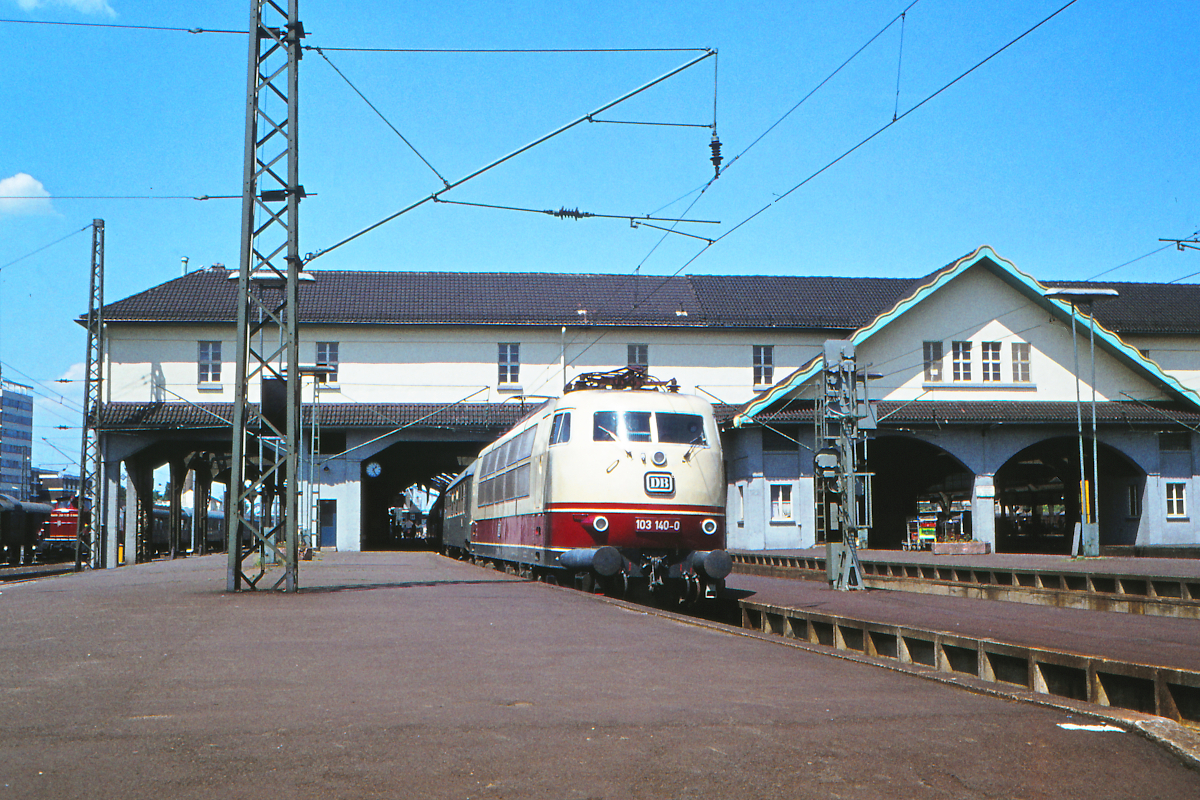 Abfahrt des Eilzuges Frankfurt (Main) - Tübingen in Darmstadt Hbf. Damals, 1978, sah der Darmstädter Hauptbahnhof schon etwas eigenartig aus. Tatsächlich führt eine 103 den Eilzug, an diesem Tag die 103 140. Darmstadt, 1. Juni 1978