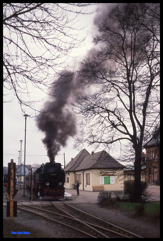 Abfahrt des P 14465 mit Dampflok 99247 am 21.3.1992 um 13.48 Uhr nach Alexisbad in Gernrode.