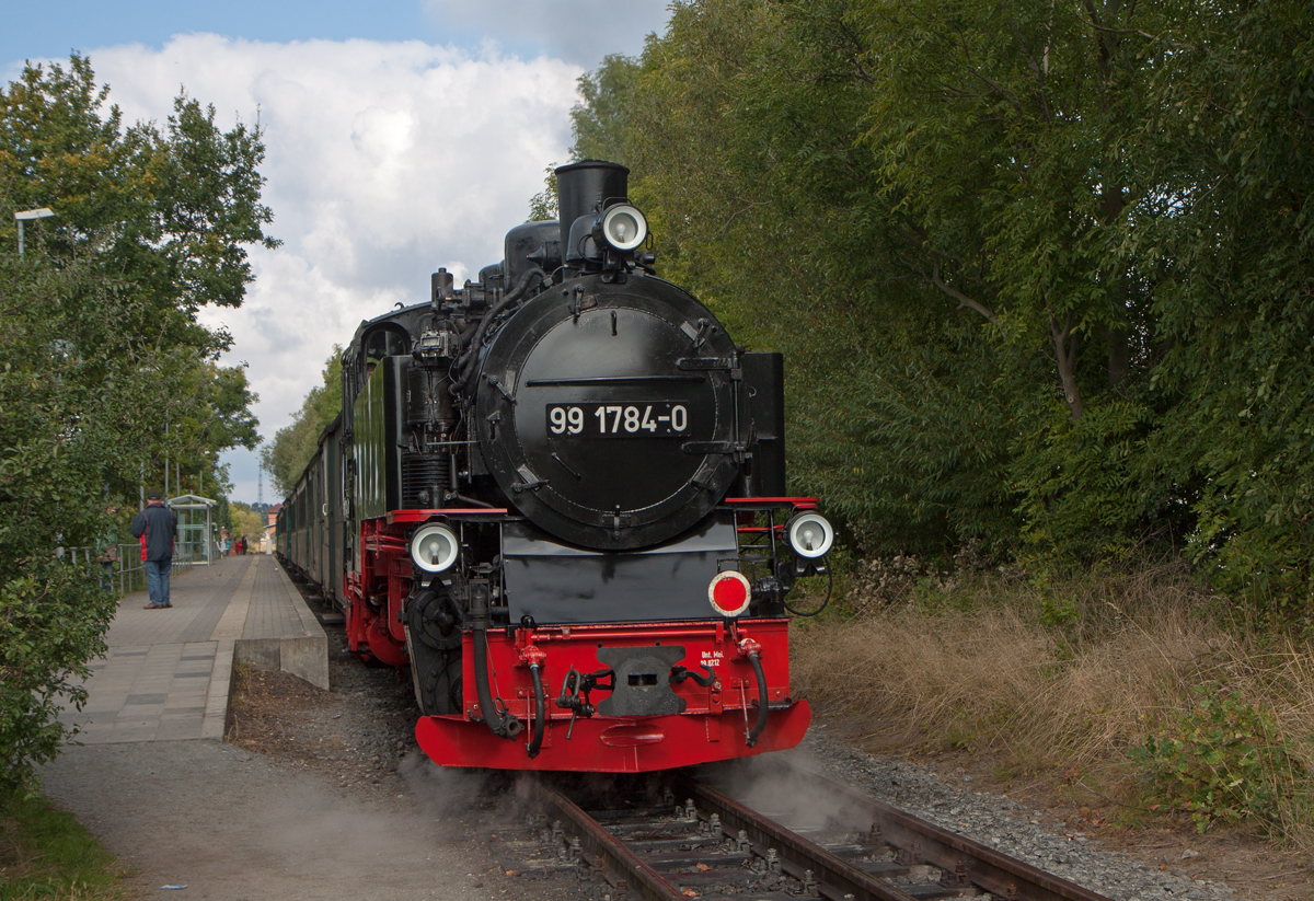 Abfahrt des Rasenden Rolands am Haltepunkt Lauterbach Mole. Zusehen auch das Dreischienengleis mit 750 und 1435 mm, das von Putbus nach Lauterbach Mole führt. - 21.09.2013
