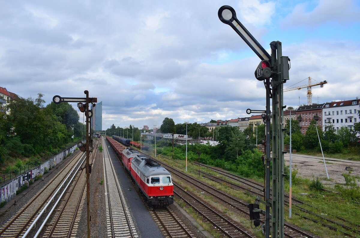 Abfahrt. Etwa 20 Minuten nach dem Kaffeezug durften 232 333 und 232 901 nun auch Richtung Tempelhof ausfahren.

Berlin 31.07.2025