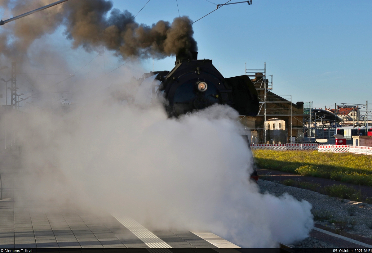 Abfahrt für den  Halloren-Express  mit 41 1144-9 (41 144 | 90 80 0041 144-4 D-IGEW) in Halle(Saale)Hbf auf Gleis 7. Durch den starken Ostwind zog der Rauch zum Bahnsteig hin ab.

🧰 IGE “Werrabahn Eisenach” e.V.
🚂  Halloren-Express  Halle(Saale)Hbf–Greiz
🕓 9.10.2021 | 16:51 Uhr