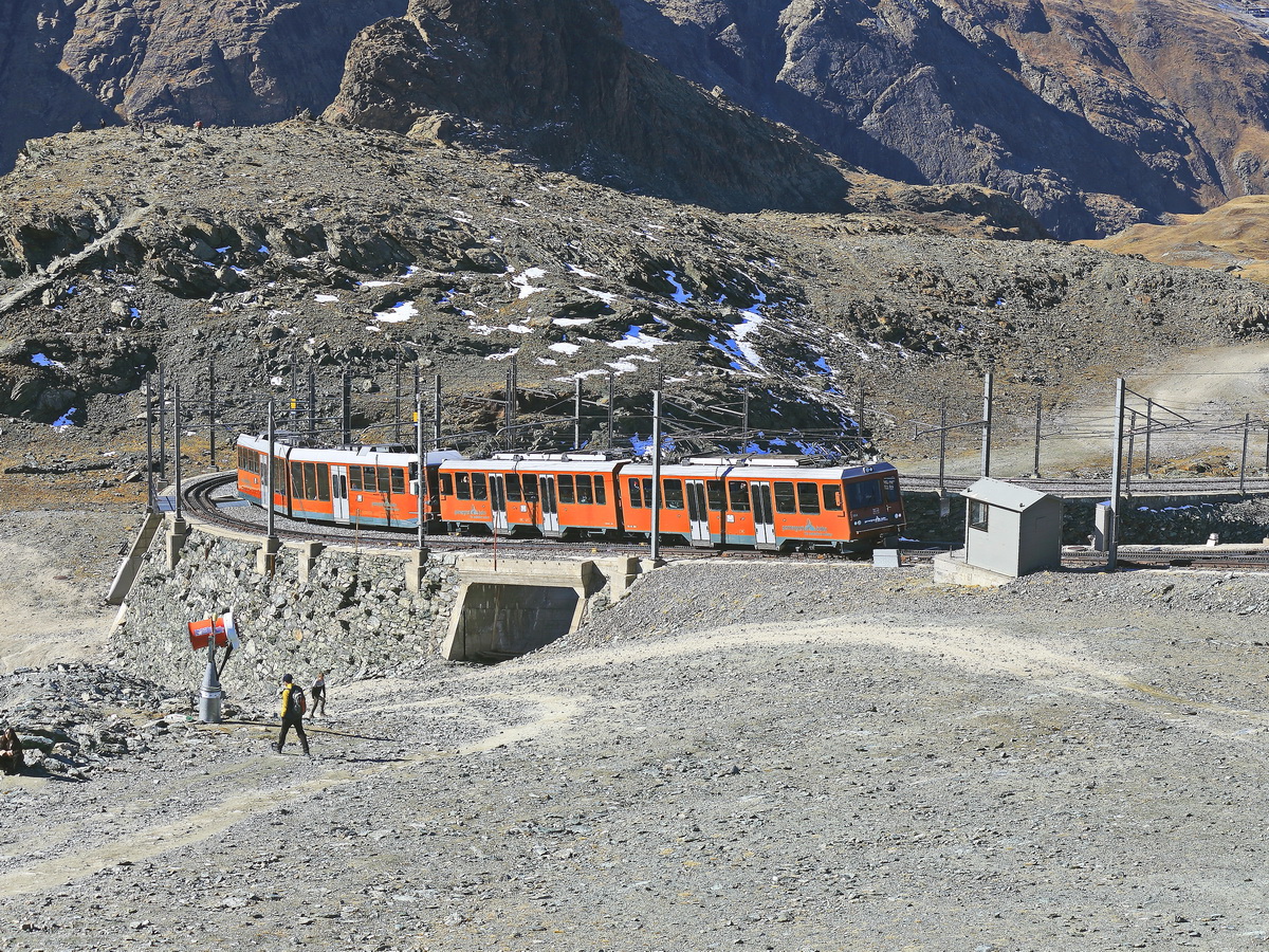 Abfahrt einer Görnergrat Bahn am 14. Oktober hier in der Schleife unmittelbar nach der Station Görnergrat.