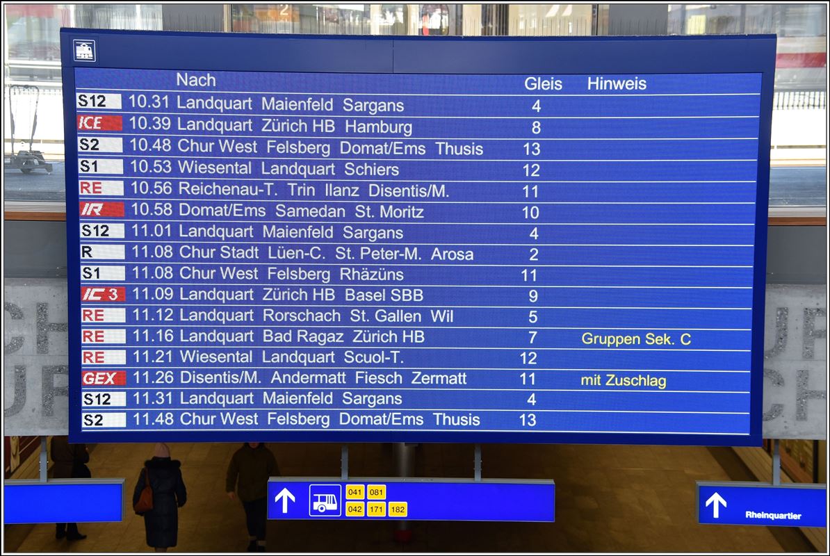 Abfahrtsanzeige in der Churer Bahnhofhalle. Man hat die Auswahl zwischen Hamburg, Zermatt und vielen weiteren Destinationen. (22.03.2018)