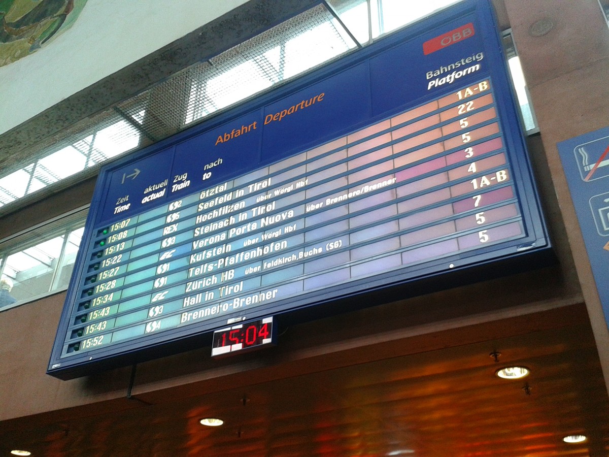 Abfahrtsanzeige in der Empfangshalle im Innsbrucker Hauptbahnhof. (15.5.2015)