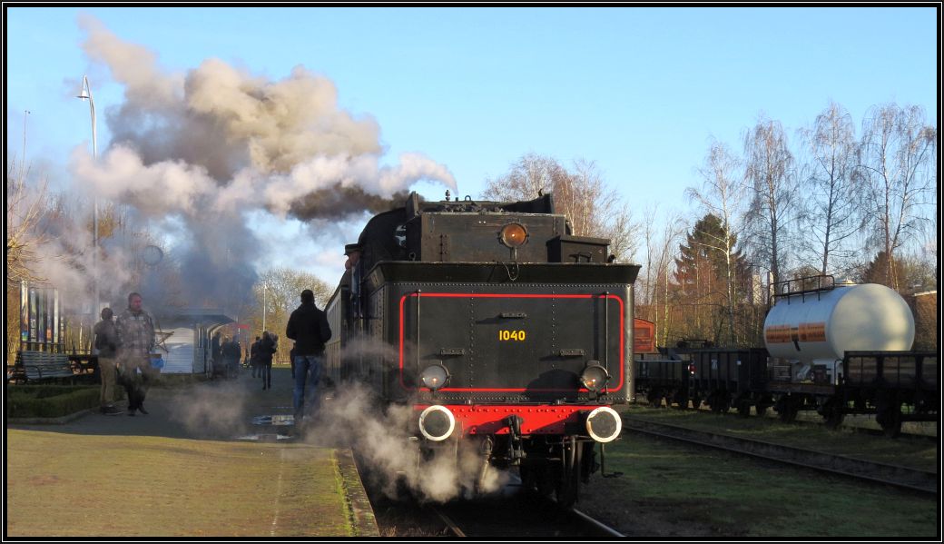 Abfahrtsbereit steht der Weihnachtsexpress der ZLSM am Bahnsteig von Simpelveld (NL) zur Ausfahrt nach Wijlre am 14.Dez.2014.