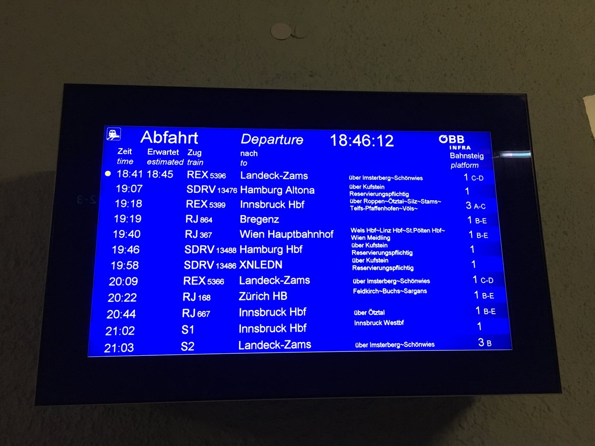 Abfahrtsmonitor mit Urlaubssonderzügen vom Bahnhof Imst-Pitztal am Abend des 17.2.2018.
