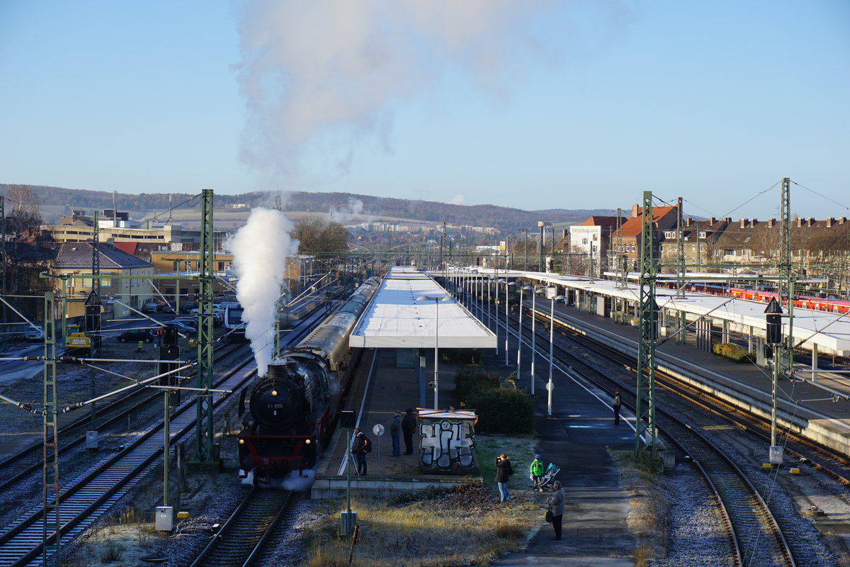 ABFAHRTSPFIFF in Hildesheim Hbf. 110 383 brachte den Rheingold von Dortmund nach Hildesheim. Ab hier übernahm 41 096 bis Goslar. 3.12.2016