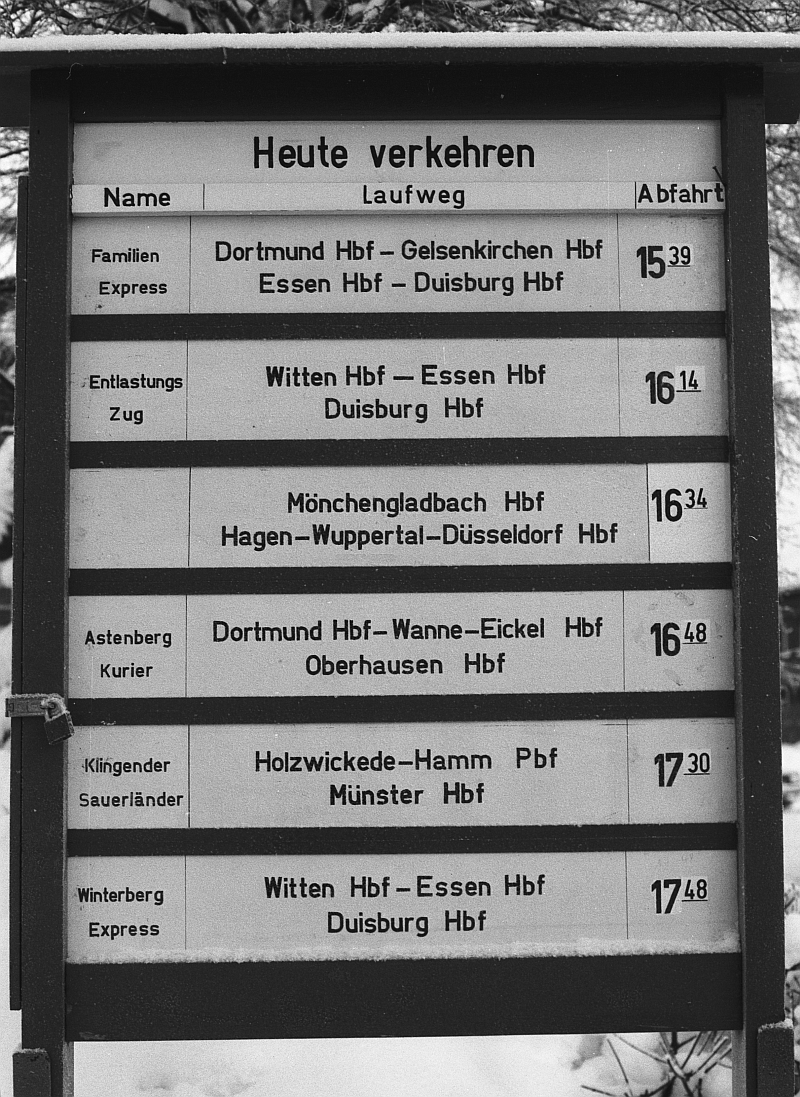 Abfahrtstafel für die Sonderzüge am 5.1.1985 im Bahnhof Winterberg.