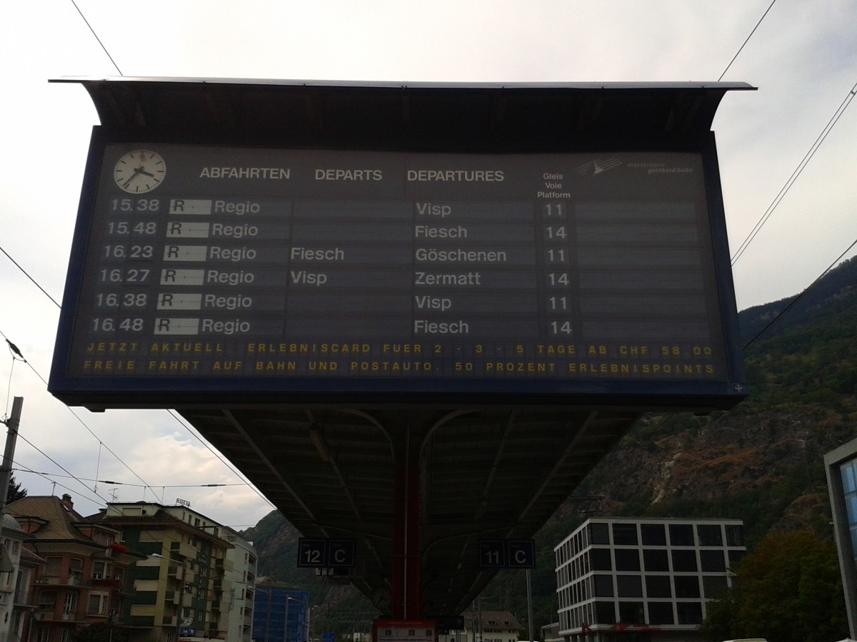 Abfahrtstafel der MGB beim Bahnhof Brig Bahnhofplatz am 22.7.2015.