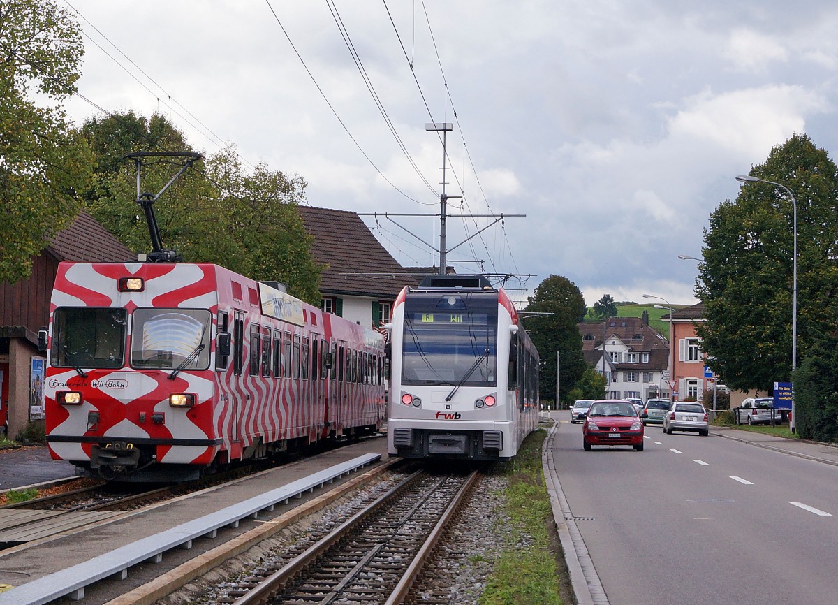 AB/FW: Am Samstag den 5. Oktober 2013 kam es in Matzingen noch zu Zugskreuzungen zwischen NEU und ALT (Bt 112 + Be 4/4 16/ABe 4/8 7002).
Foto: Walter Ruetsch