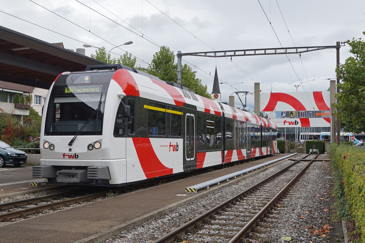 AB/FW: Der neue ABe 4/8 7002 in Wil am 5. Oktober 2013 kurz vor der Abfahrt nach Frauenfeld. Durch die Inbetriebnahme der neuen Triebzge konnte die erste Klasse eingefhrt werden.
Foto: Walter Ruetsch