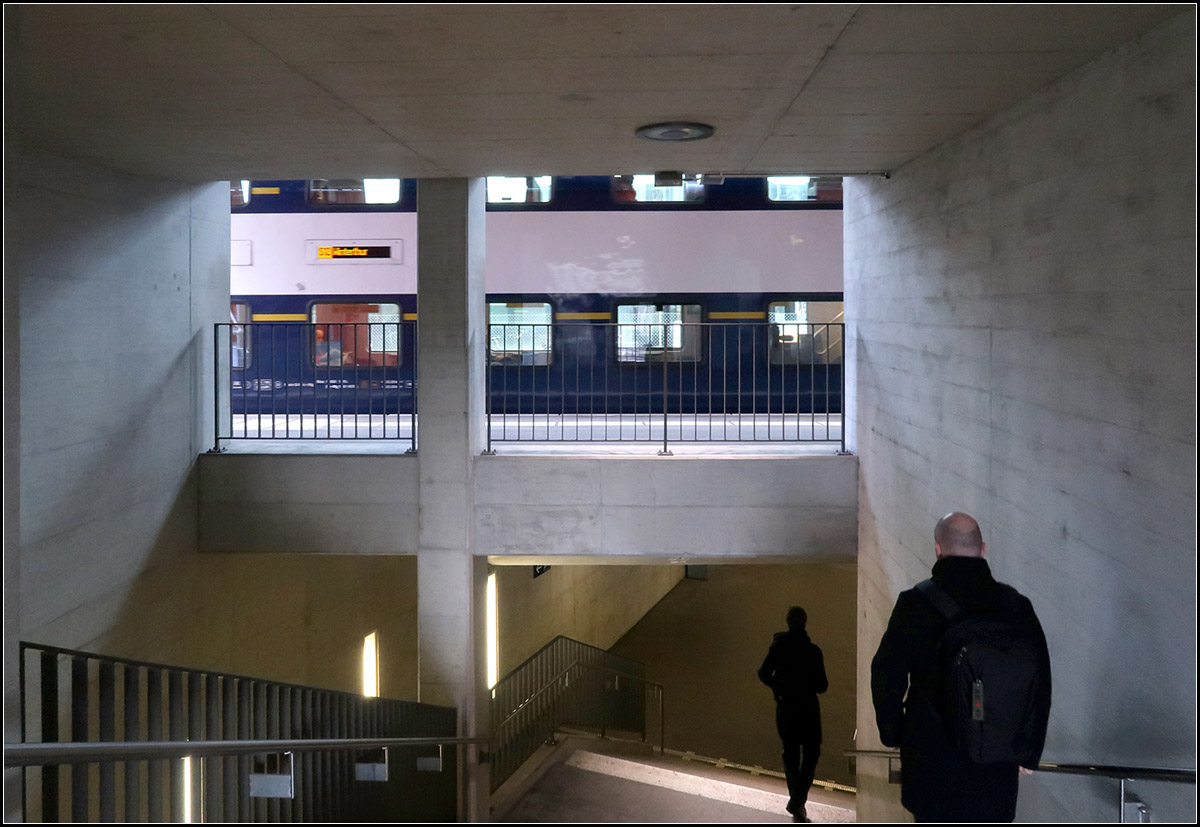 Abgang mit Zugblick -

Westlicher Treppenabgang vom Mittelbahnsteig des viergleisigen S-Bahnhof Zürich-Hardbrücke mit einfahrendem S-Bahnzug auf dem nördlichen Bahnsteig.

13.03.2019 (M)