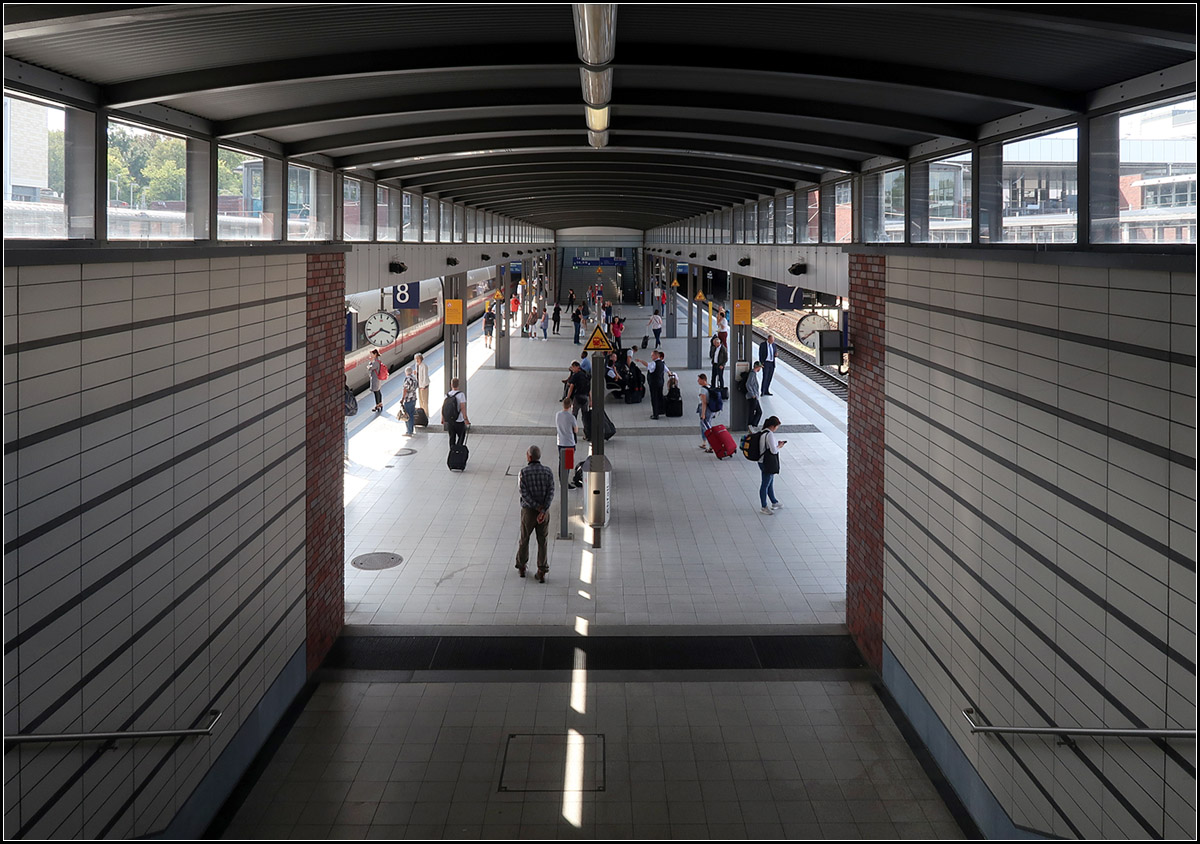 Abgang zum Bahnsteig -

Blick zum Bahnsteig von Gleis 7 und 8 des Bahnhofes Berlin-Gesundbrunnen.

21.08.2019 (M)