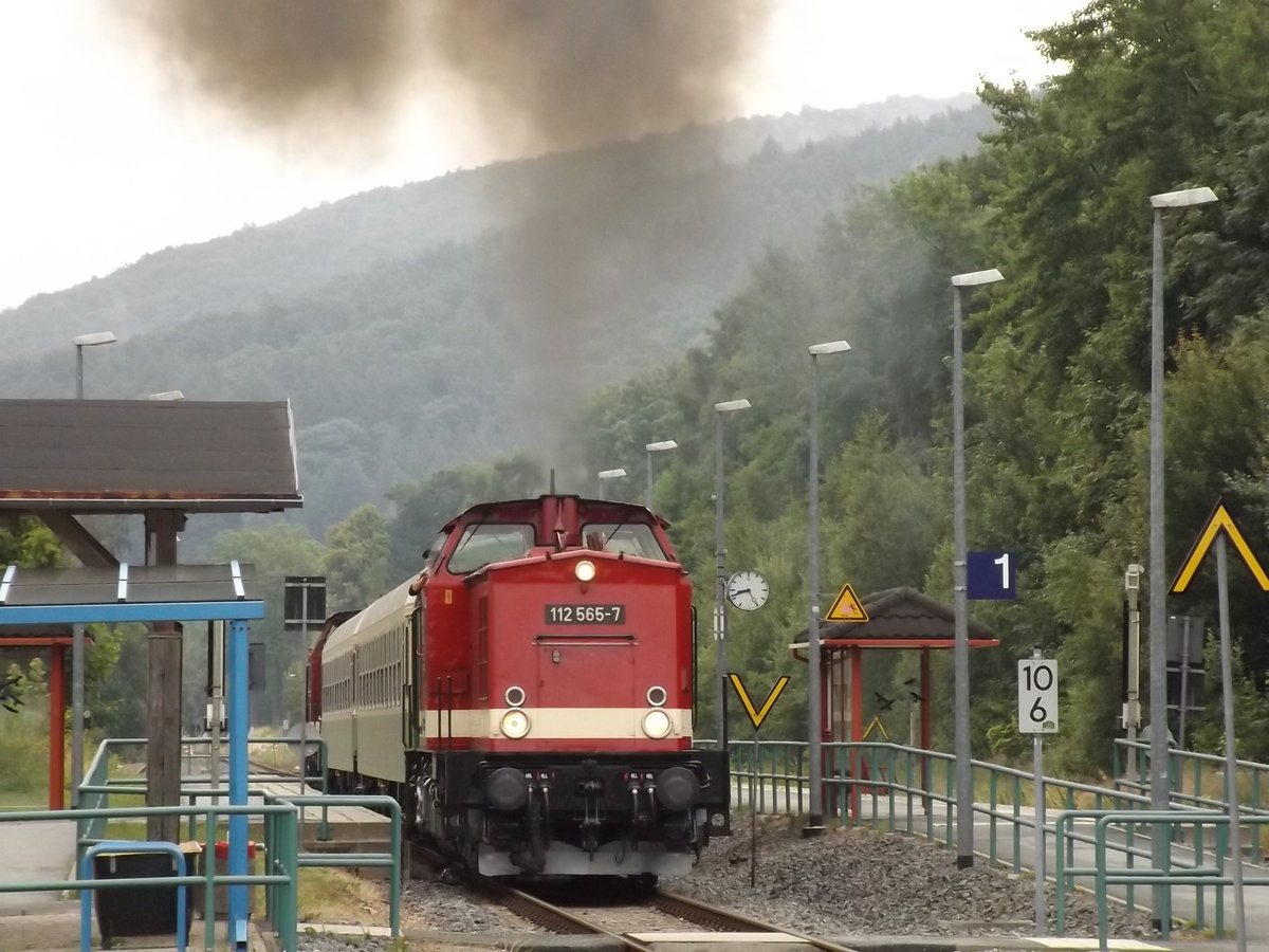 Abgasfahne fast wieder weg schöne Ausfahrt aus dem Bahnhof Olbernhau am 6.7.2018 zuglok ist 112 565