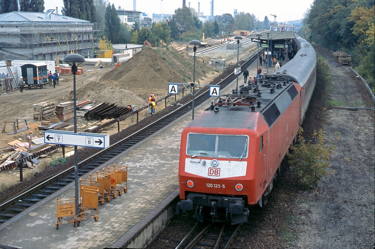 Abgebügelt am Schluß 120 123, die bis Nauen den Zug geschoben hat und ab Zoo wieder die Führung nach Dresden übernehmen wird. Berlin-Spandau, Oktober 1997.