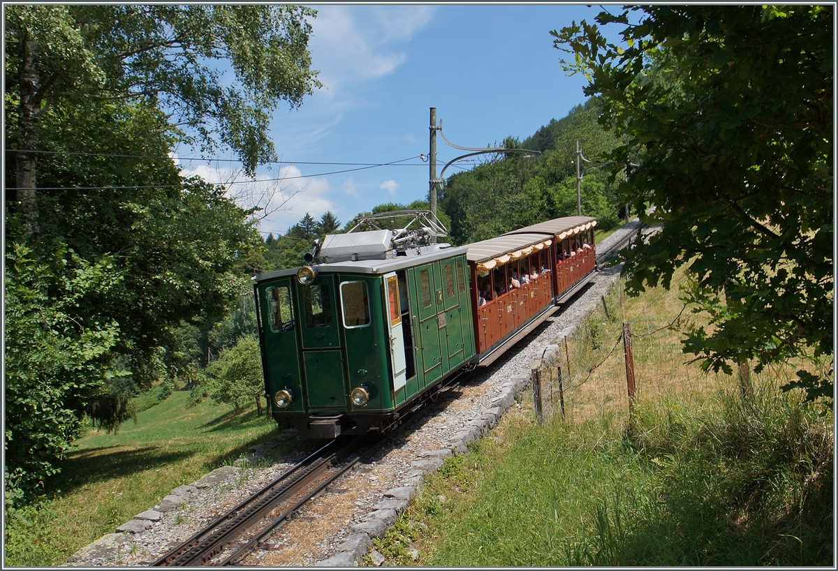Abgebügelt fährt eine HGe 2/2 mit ihrem SPB Zug 654 talwärts und wird in wenigen Minuten sein Ziel Wilderswil erreichen.
12. Juli 2015