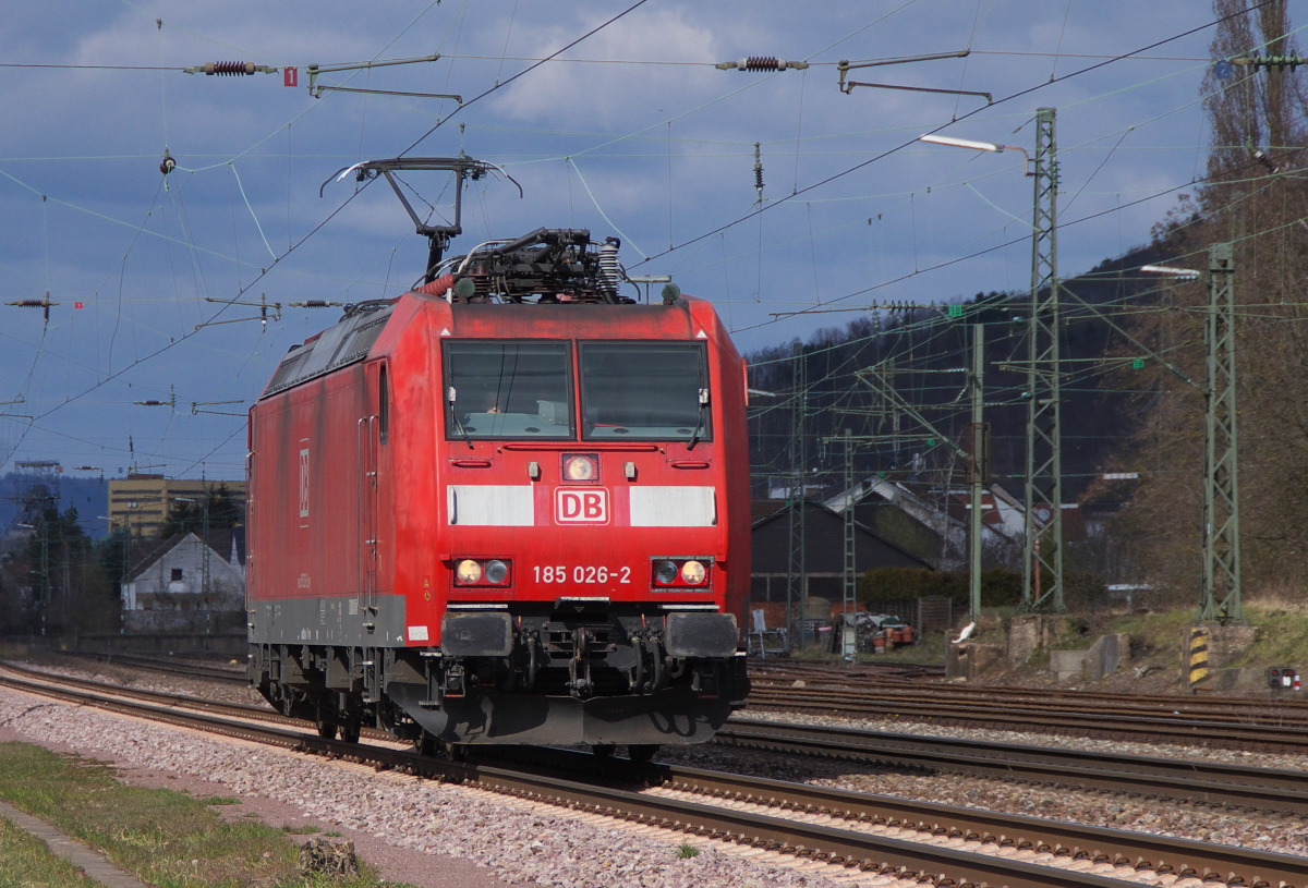 Abgehängt, hat 185 026 ihren Kalkzug im Anschluss der Dilliniger Hütte und fährt nun Lz wieder zurück nach Saarbrücken. Ensdorf Saar am 22.03.2016